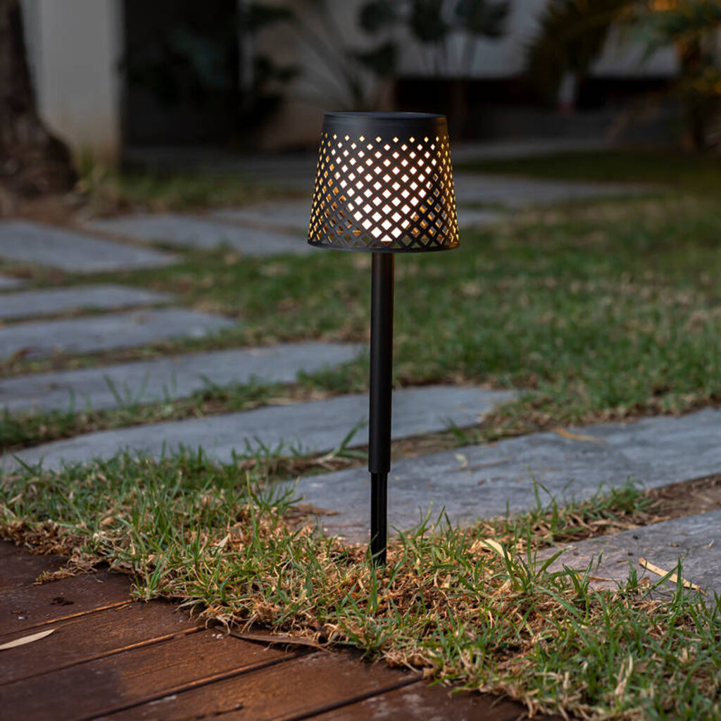 Pon focos solares LED en tu jardín o terraza
